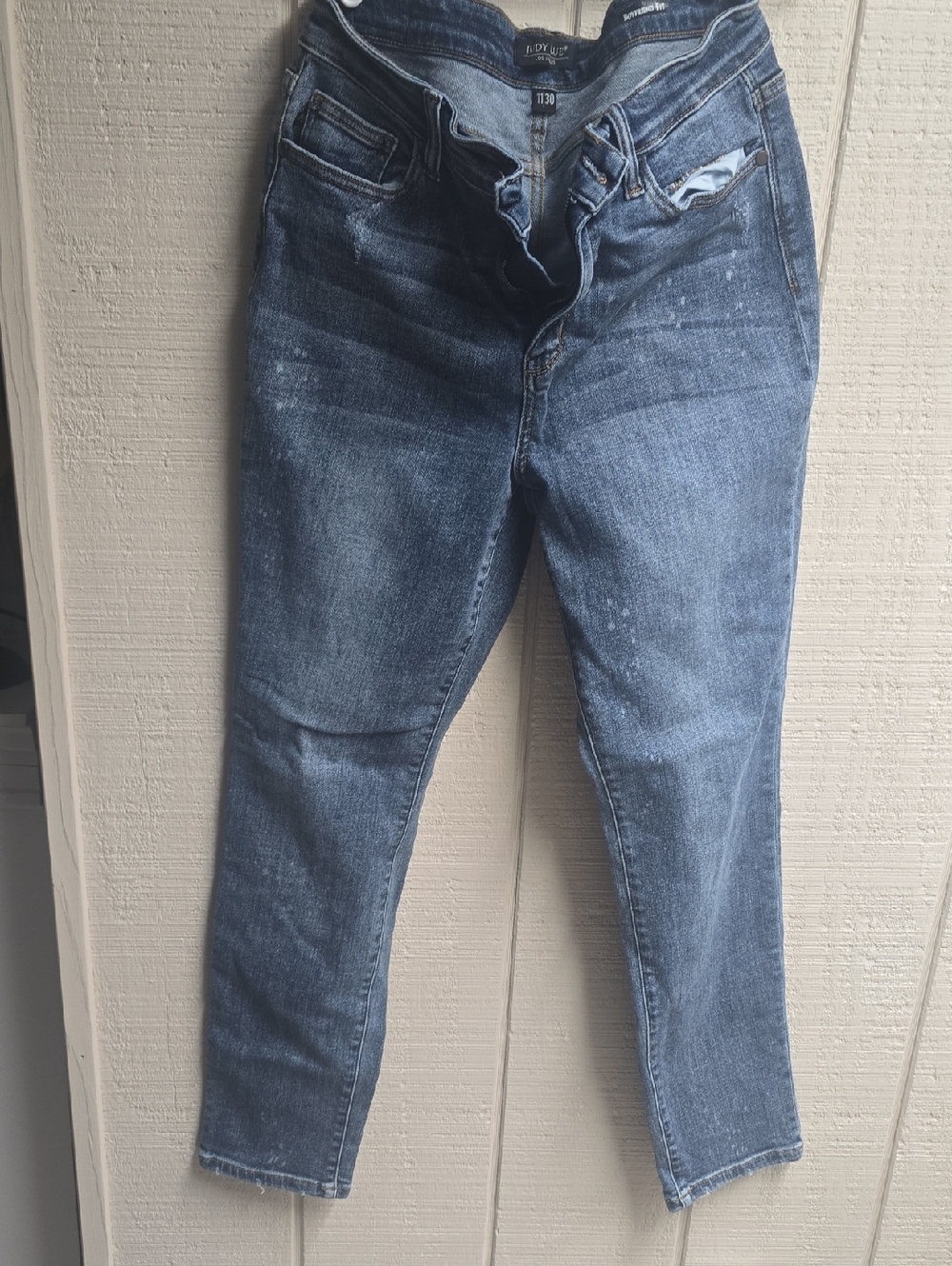 Judy Blue Mid-Rise Skinny Jeans in Washed Blue